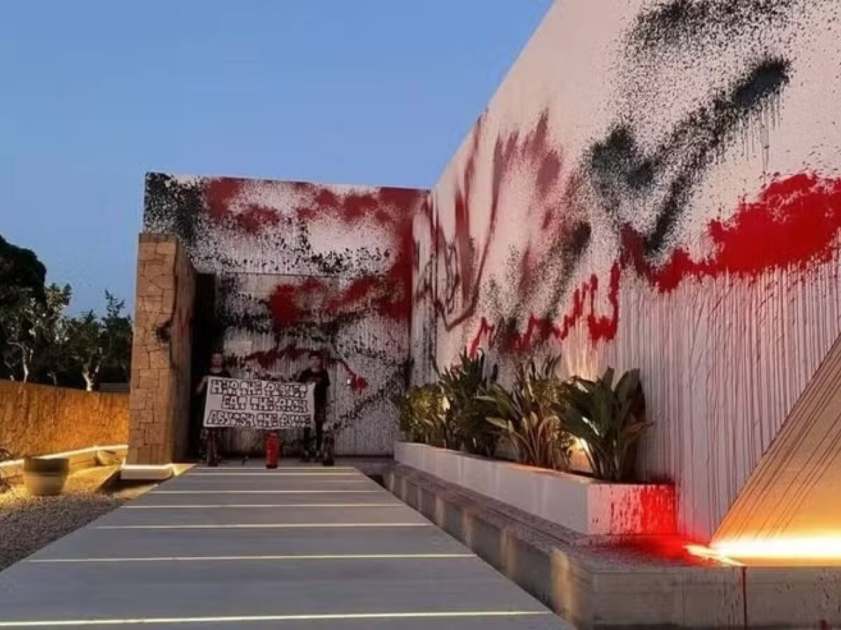 Ativistas climáticos invadem e vandalizam moradia de Lionel Messi