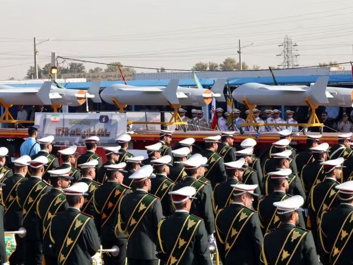 Irã exibe novos drones em desfile militar neste sábado