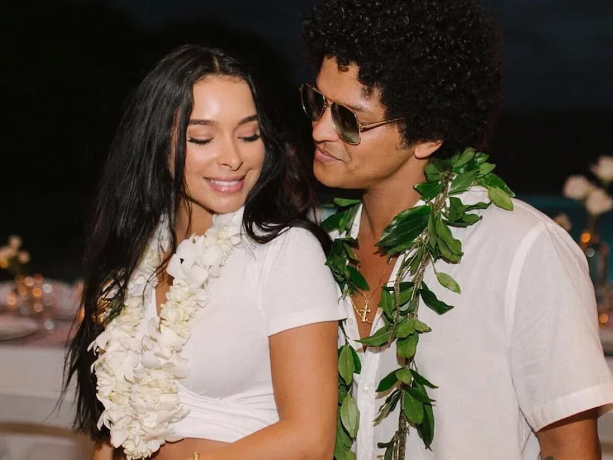 Bruno Mars revelou, durante show em São Paulo, que terminou o namoro com a atriz e modelo Jessica  Caban