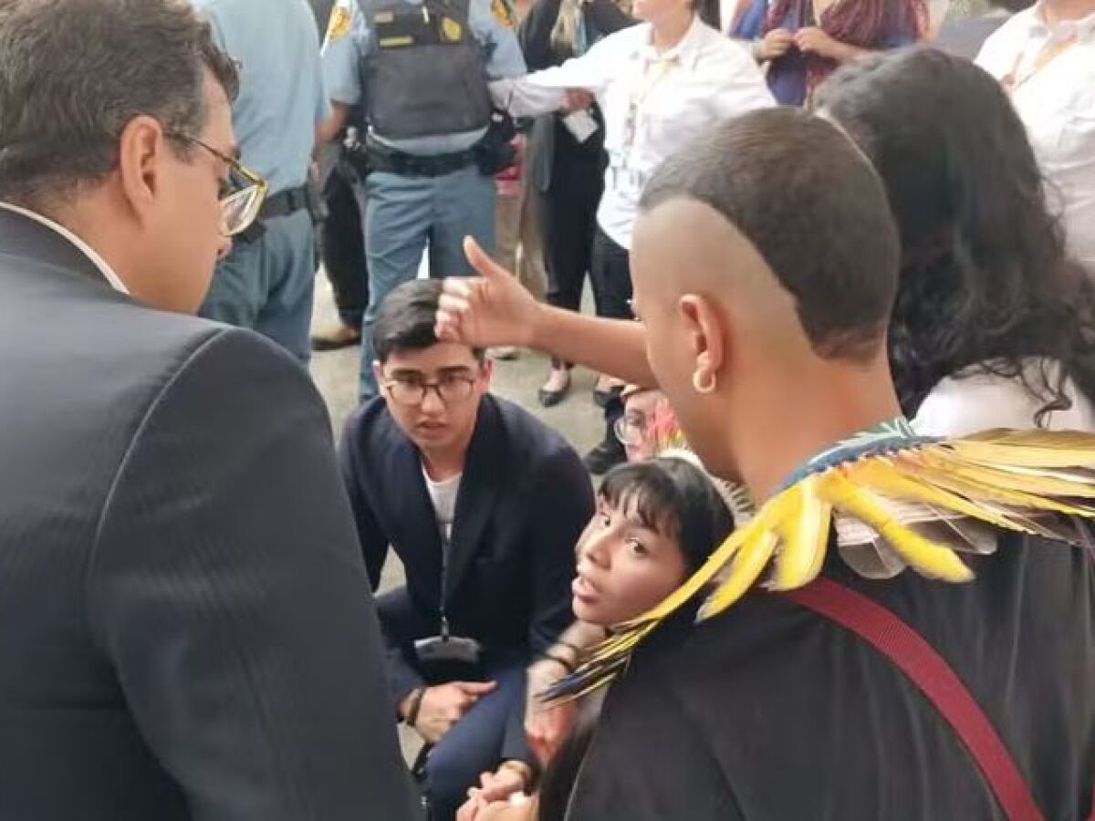 Líder indígena Txai Suruí é cercada por seguranças da ONU após protesto na COP16 