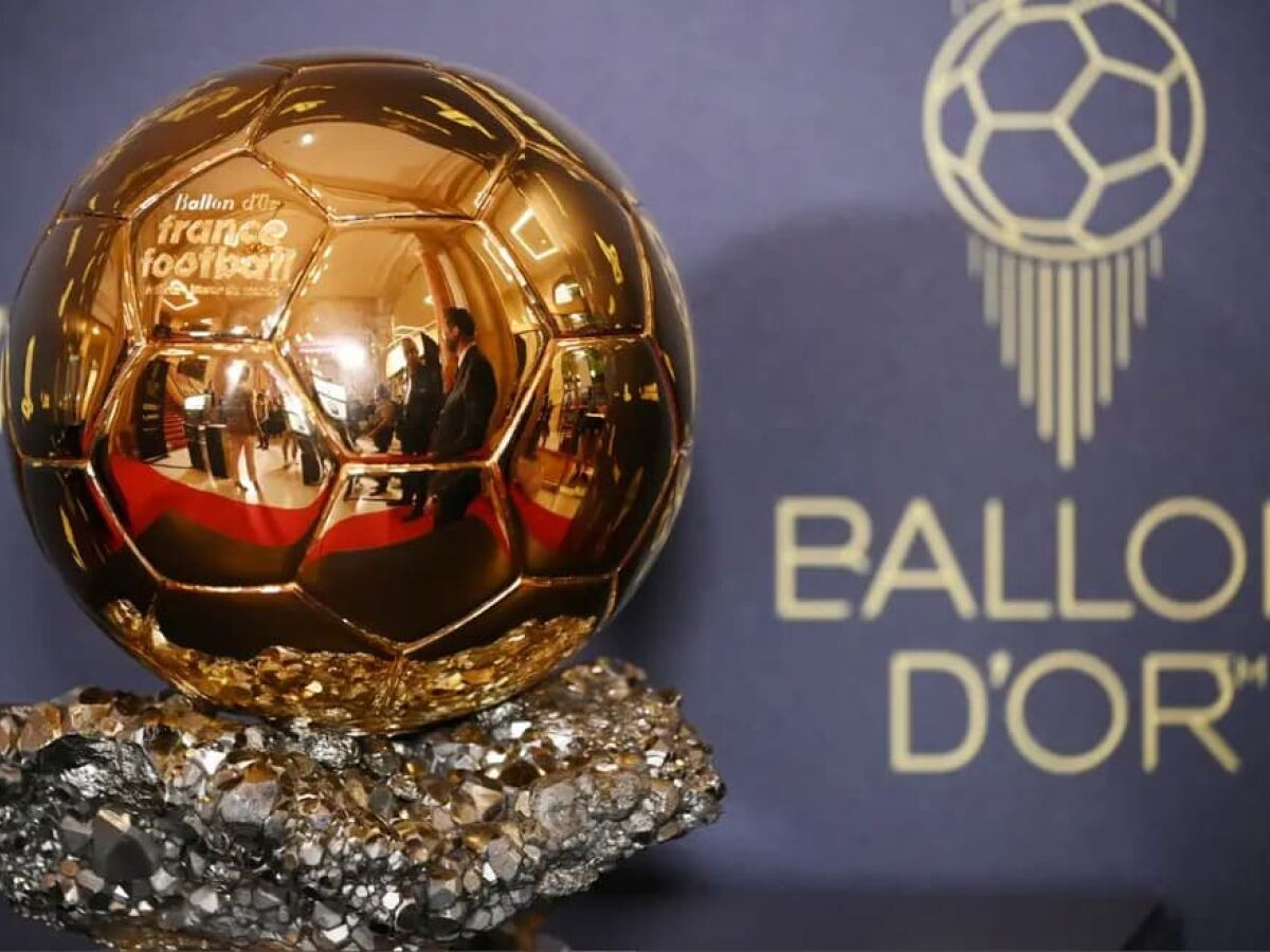 Troféu da  Bola de Ouro, entregue ao melhor jogador e jogadora da temporada