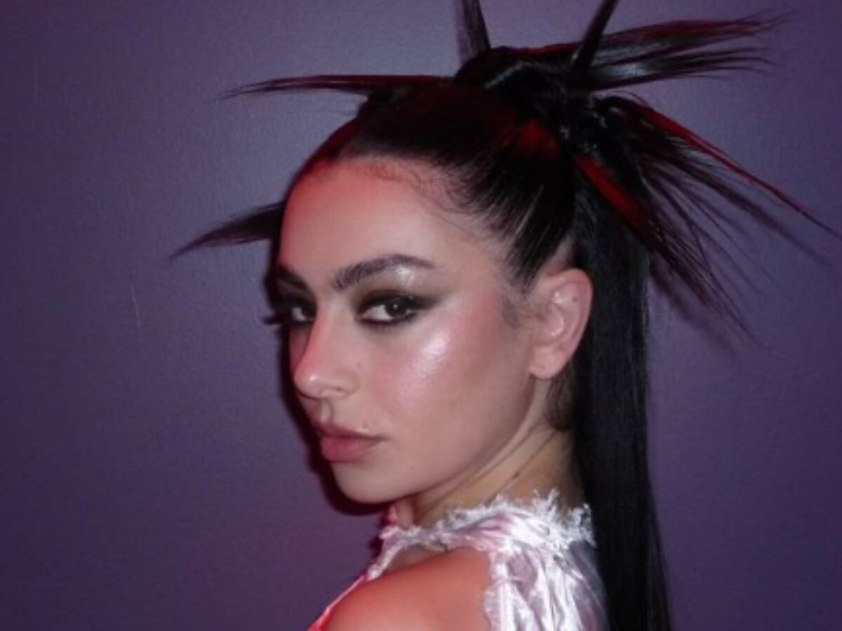 A cantora Charli XCX redefiniu a expressão "Brat" no seu sexto álbum