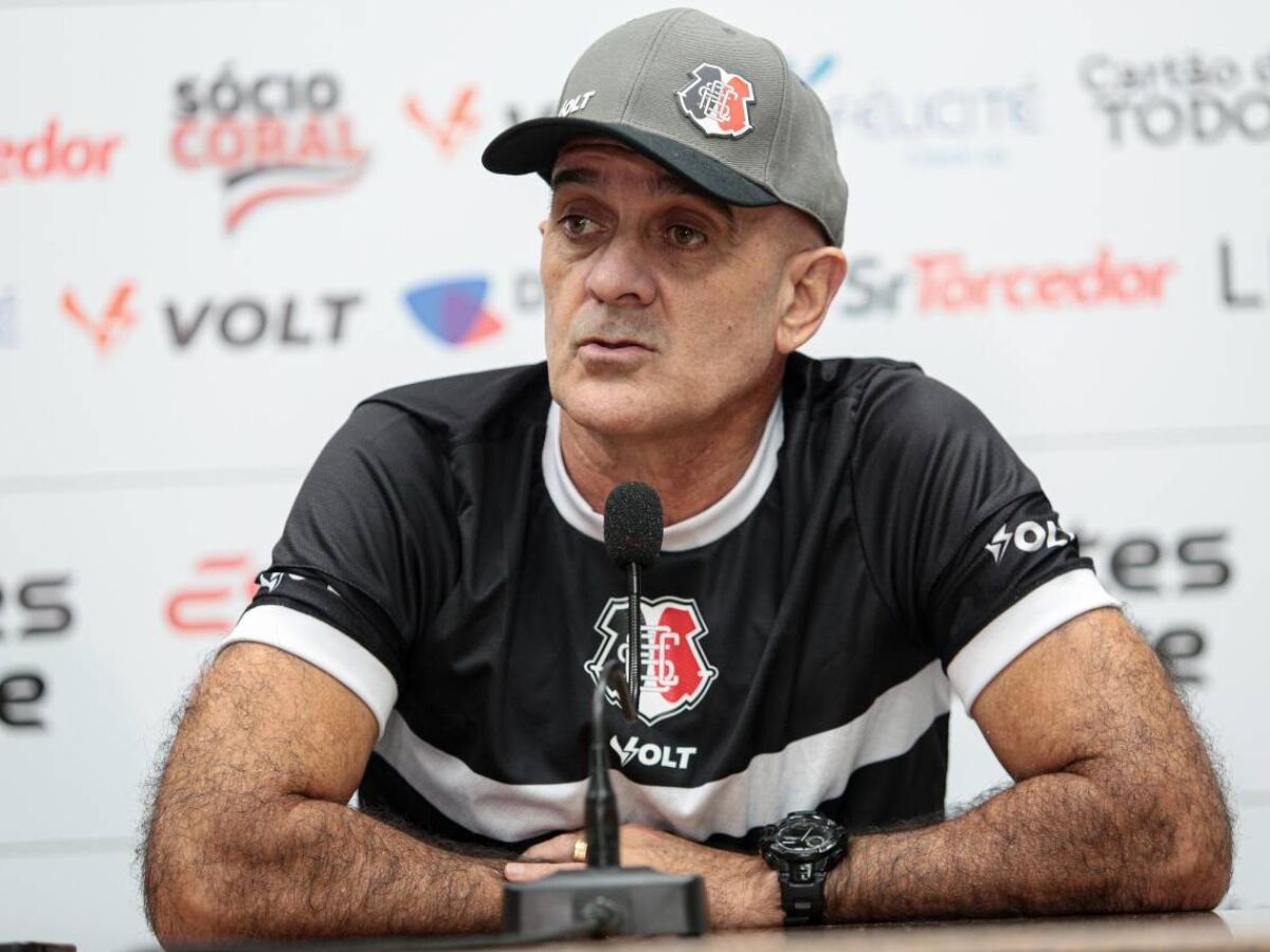 Itamar Schülle durante coletiva no Estádio do Arrruda