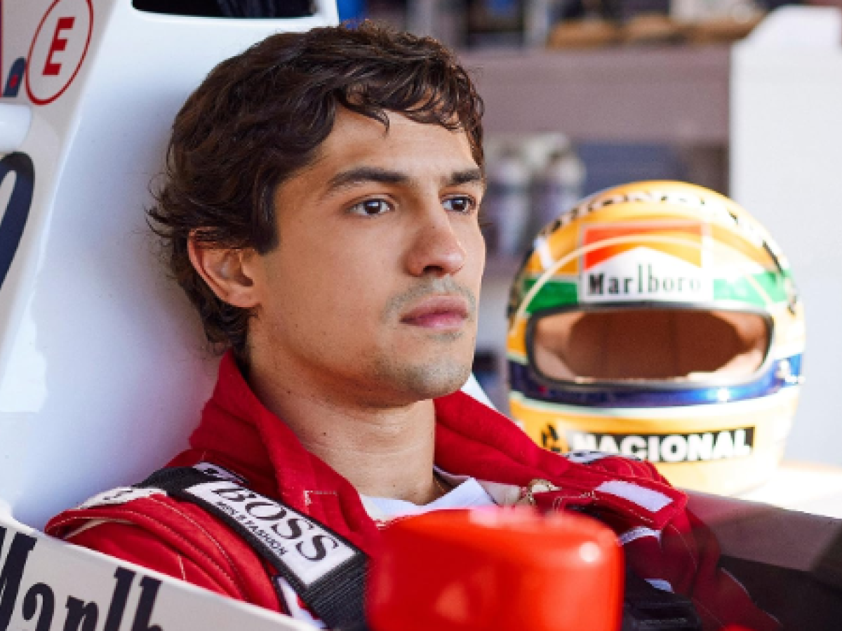 Gabriel Leone como Ayrton Senna, em "Senna"