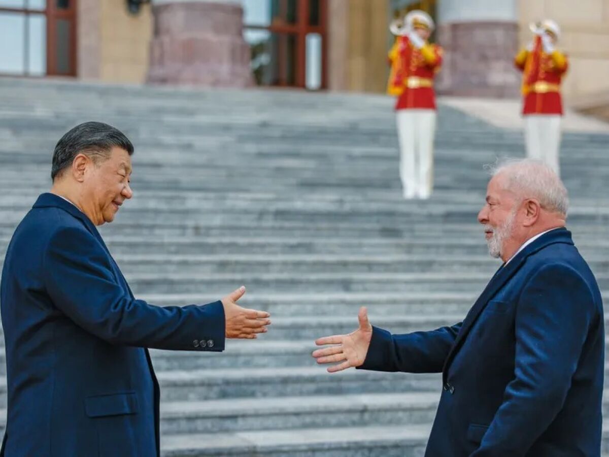 Os presidentes da China, Xi Jinping, e do Brasil, Lula, apertam a mão durante visita oficial 