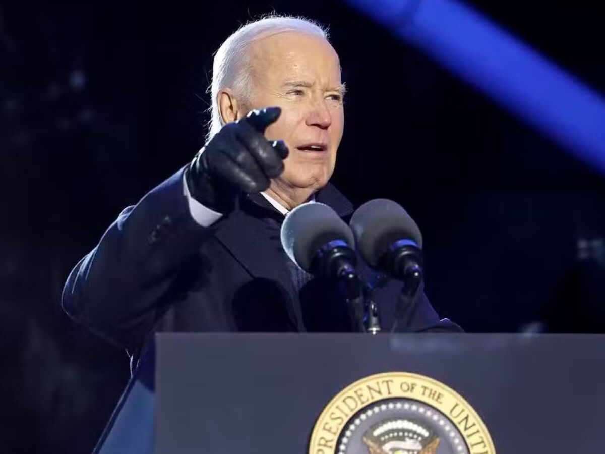 Biden fala durante a 102ª Cerimônia Nacional de Iluminação da Árvore de Natal na Ellipse, em Washington 