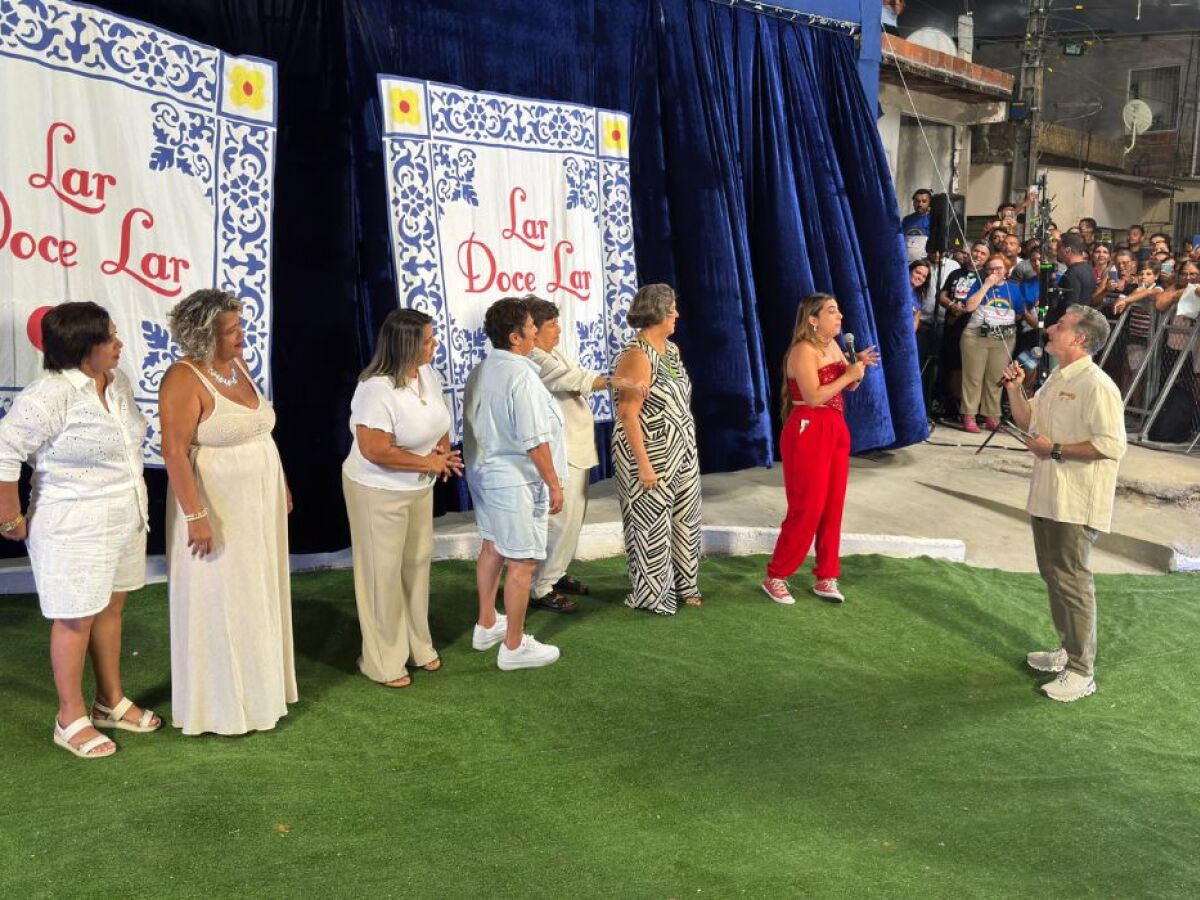 Carol Maloca e suas tias recebem Luciano Huck em Paulista