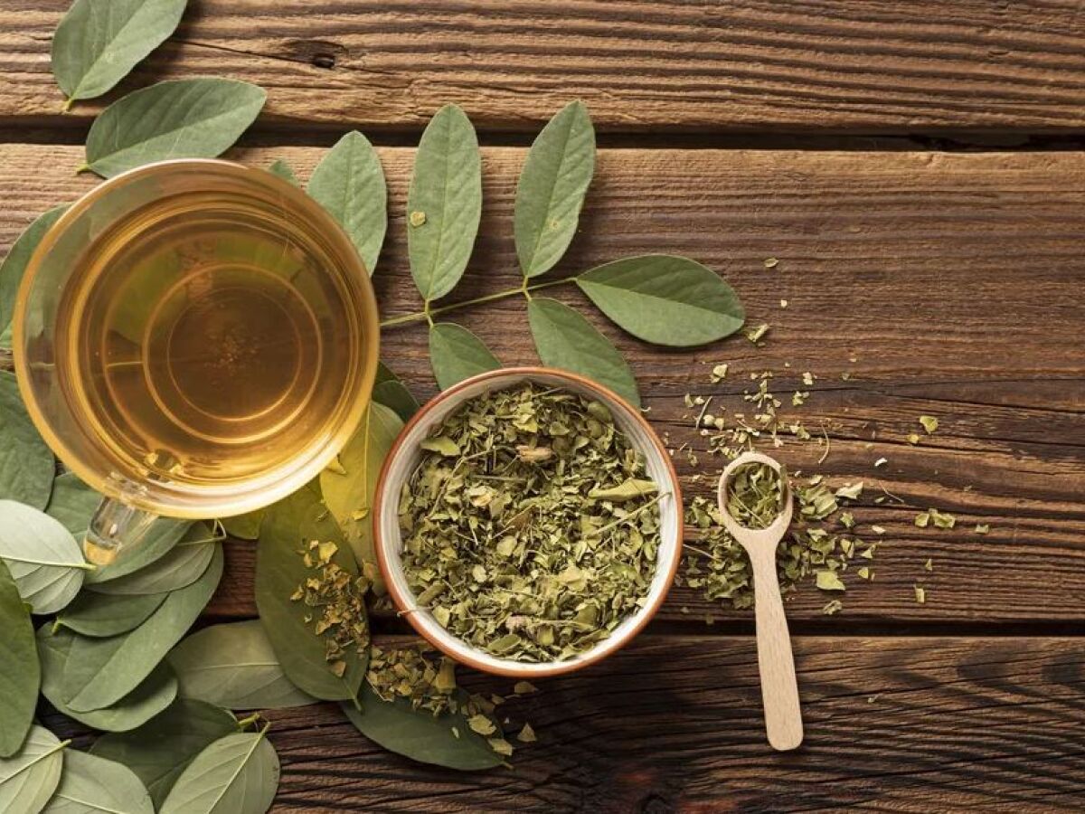 Chá verde -pesquisadores afirmam que o chá, por conter menos cafeína que o café, é benéfico também para a pressão arterial