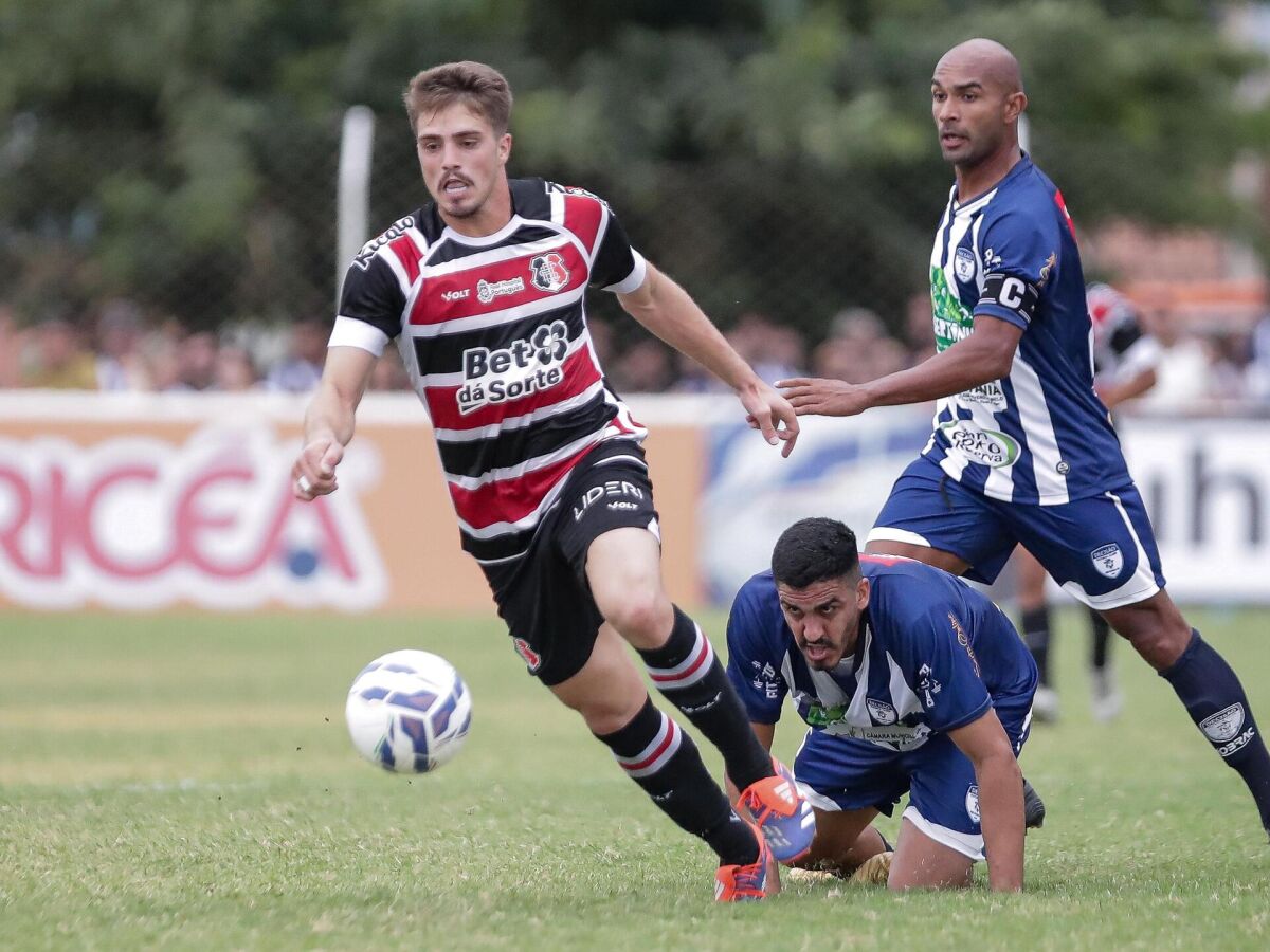 Decisão e Santa Cruz em ação pelo Campeonato Pernambucano