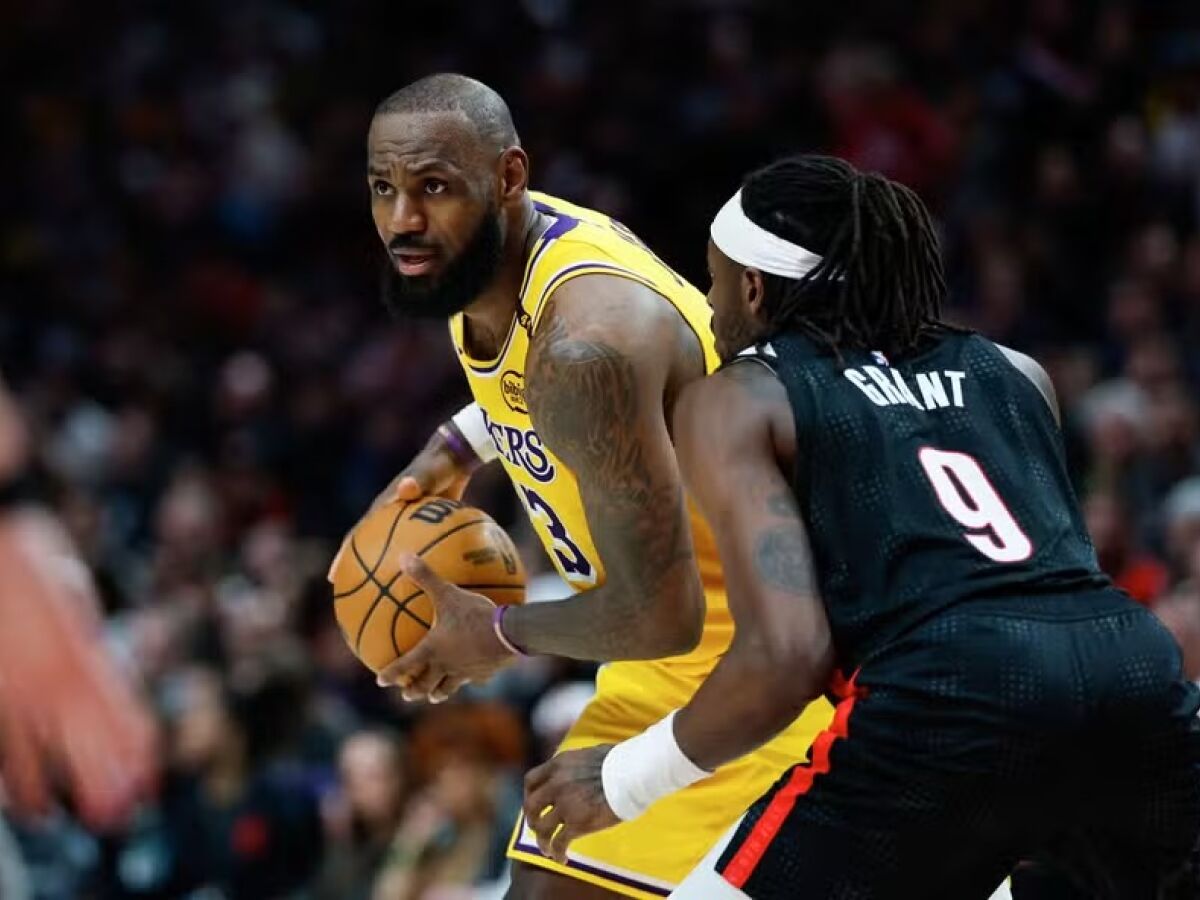 LeBron James durante jogo contra Portland Trail Blazers