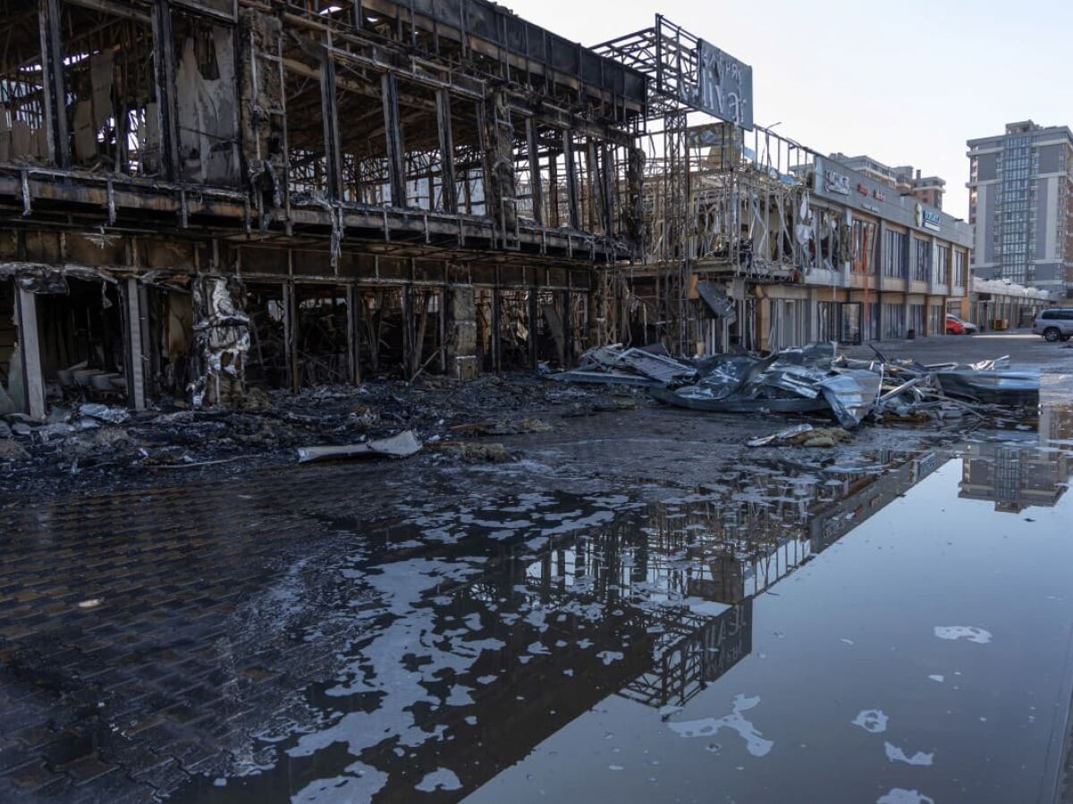 Esta fotografia mostra uma vista de um shopping center destruído após um ataque de drones em Odesa