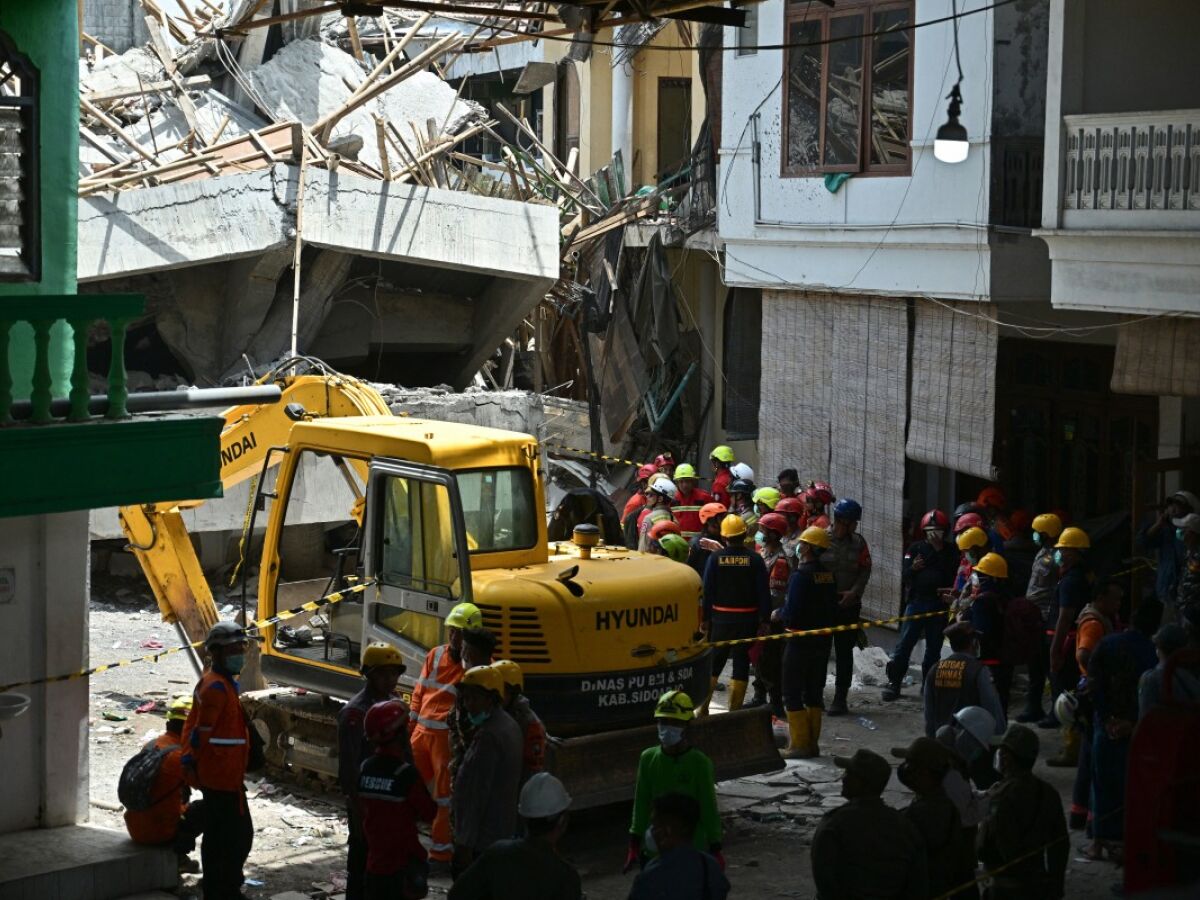 Autoridades resgatam um sobrevivente de escola que desabou na Indonésia - Folha PE