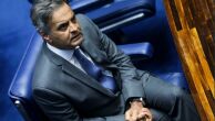 Aécio Neves vira alvo de bolsonaristas por projeto que prevê punição a quem não se vacinar