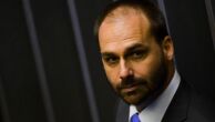Israel quer teste de spray contra Covid no Brasil porque país é miscigenado, diz Eduardo Bolsonaro