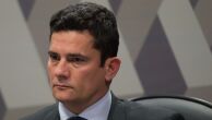 Moro diz à PF que foi alvo do gabinete do ódio e liga Carlos Bolsonaro a grupo investigado