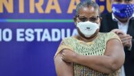 'Tomem a vacina que a esperança não deixa de acabar', disse a primeira vacinada em Pernambuco