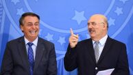 Após ser citado pela PF por suspeita de vazamento, Bolsonaro participa de evento e fica em silêncio