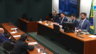 Sessão para ouvir FNDE sobre compra de material escolar com sobrepreço tem tumulto