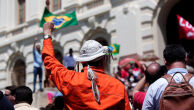 Movimentos sociais e profissionais de direito fazem, no Centro do Recife, ato pró-democracia