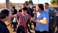Bolsonaro puxa camisa e tenta tirar celular de youtuber após provocação