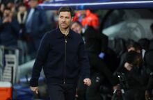 Xabi Alonso evita polêmica após risadas de Vini Júnior no banco do Real: 'Não vi as imagens'