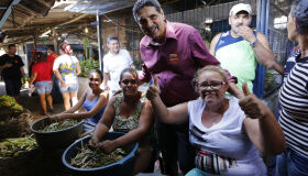 João Paulo realiza carreata e visita mercado popular