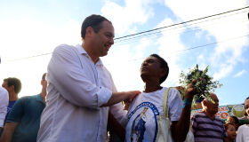 Paulo Câmara vai ao Morro e pede muita luz para superar desafios