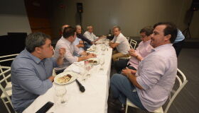 Almoço, conversas e certeza de votos