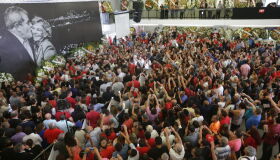 Políticos, amigos e admiradores se despedem de Marisa 