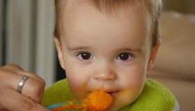 Introdução alimentar: desafio começa com aleitamento