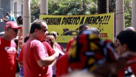 Ato em defesa dos trabalhadores reúne manifestantes na Praça do Derby