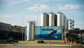 Ambev vai fabricar e doar 3 milhões de máscaras para profissionais de saúde 