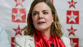 Dias de folia que entram na cabeça e acabam nos pés, sem deixar de mirar as urnas