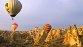 Voo de balão e passeio de quadriciclo: atrações imperdíveis na Capadócia