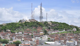 Prefeitura de Caruaru lança processo seletivo com 62 vagas para Secretaria de Educação