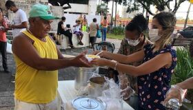 Voluntários do Instituto Romero e Andreza entregam alimentos a moradores de rua 