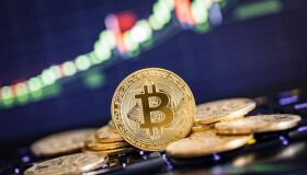 Entenda as semelhanças e diferenças entre o mercado tradicional e cripto