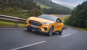 Ford lança o Mustang Mach-E GT em Goodwood e ano que vem será vendido no Brasil