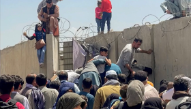 Afeganistão: Pais passam crianças por muro de aeroporto para fugir do país