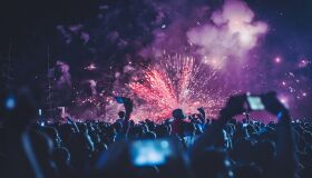 Fogos de artifício podem prejudicar a audição; saiba como se cuidar