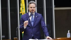 Câmara aprova proibição de tatuagem e piercing em cães e gatos