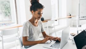 Dia do Programador: maiores salários e horário flexível atraem mulheres para área de TI