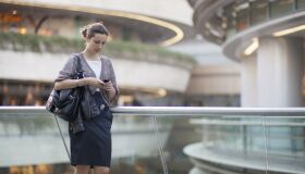 Jovens entre 18 e 24 anos dominam a bolsa de valores brasileira e americana, segundo a Stake