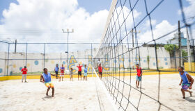 Novas quadras de futevôlei e vôlei de praia levam à população modelos novos e sustentáveis de conviver no Recife