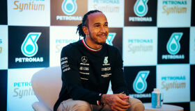 Lewis Hamilton aporta no Brasil e fala do carinho pelo país
