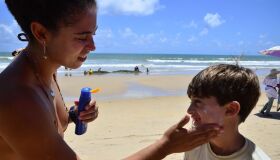 Proteção solar deve redobrar durante o verão; confira as dicas
