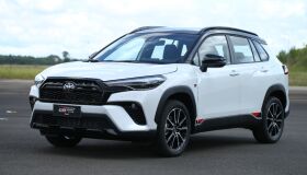 Toyota amplia catálogo e lança duas versões do Corolla Cross e Hilux