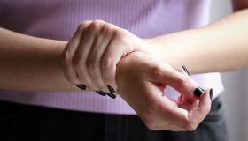 Sente dores nos músculos e ossos? Pode ser doença reumática; saiba como tratar