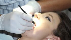 Você sabe o que causa mau hálito? Em 90% dos casos, origem do problema está na boca