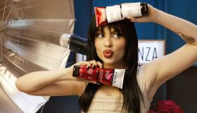 A cantora Luísa Sonza brinca com visual e aparece morena nas redes sociais